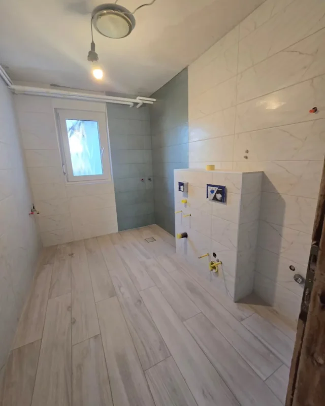 Tuš s sifonom na sredini